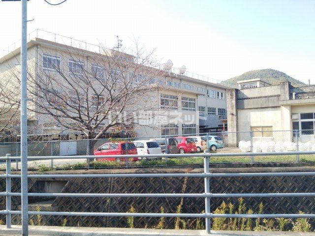 中学校　長崎市立戸町中学校（中学校）まで1953m