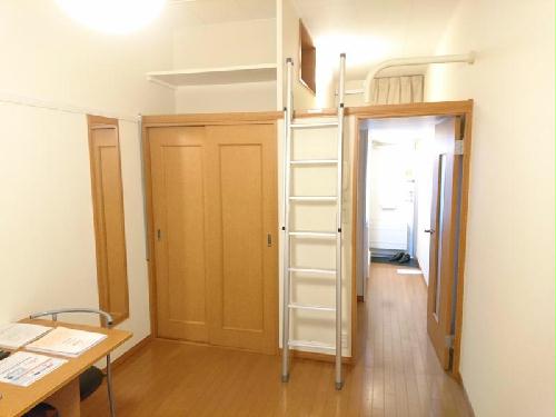 居室・リビング　備品は部屋ごとに異なります。１Ｆのみフローリング。