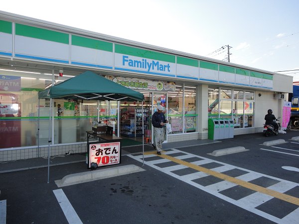 コンビニ　ファミリーマート（コンビニ）まで578m