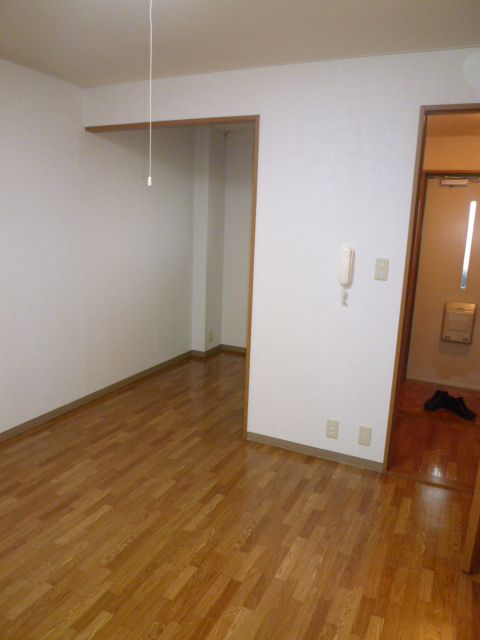 居室・リビング　リビングの奥にキッチンあります！