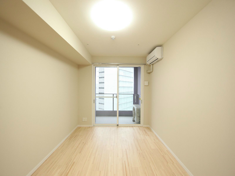 居室・リビング　洋室7.9帖　エアコン完備　南面バルコニー