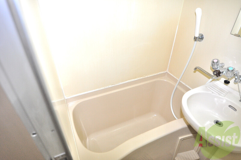 バス・シャワールーム　ちょうどいいサイズのお風呂です。お掃除も楽にできますよ。