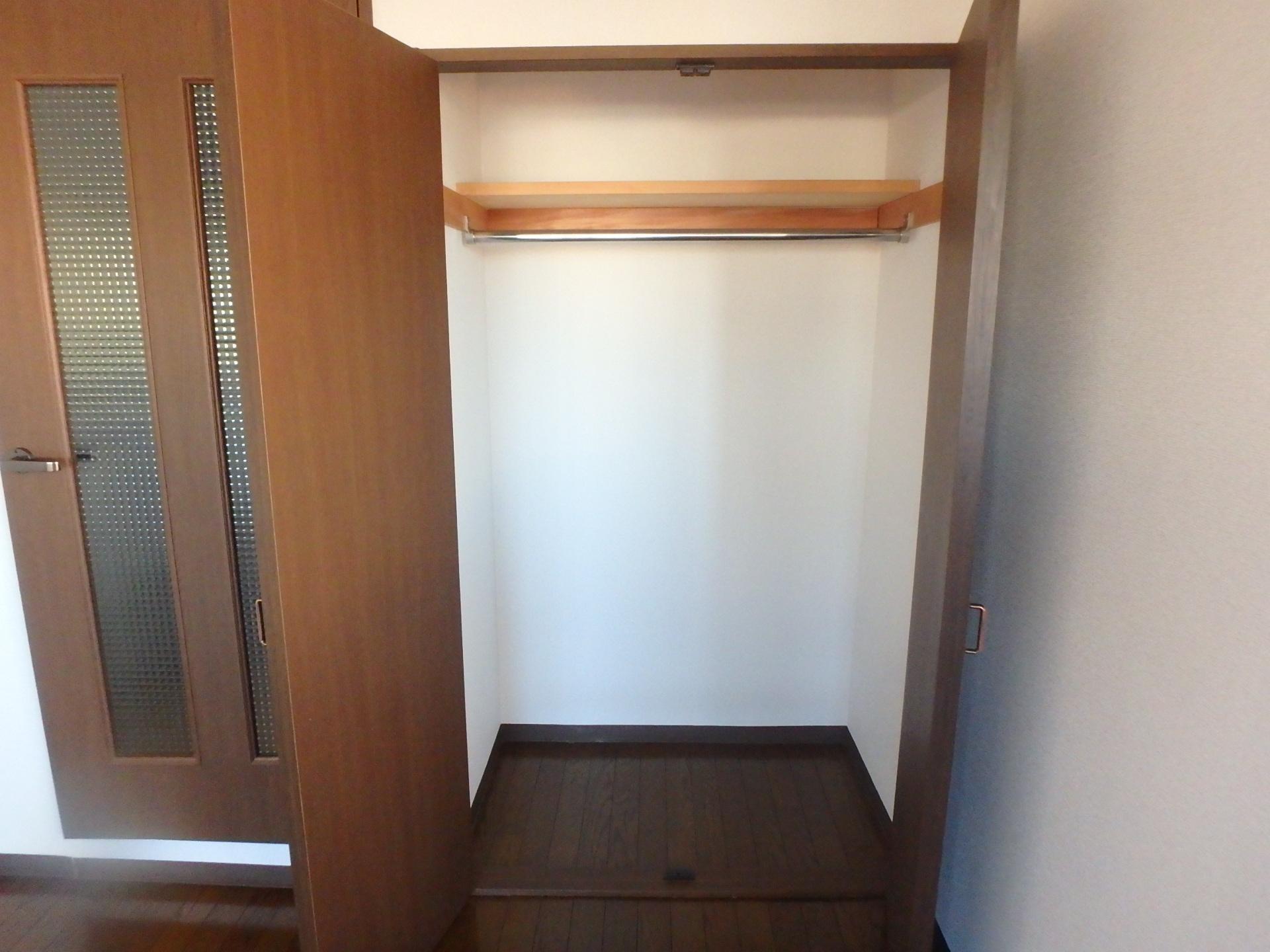 収納　ロングコートも掛けられるクローゼットです