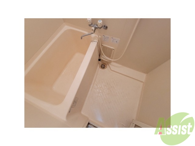 バス・シャワールーム　バスルームは狭すぎず、シャワーも浴びやすそうです。