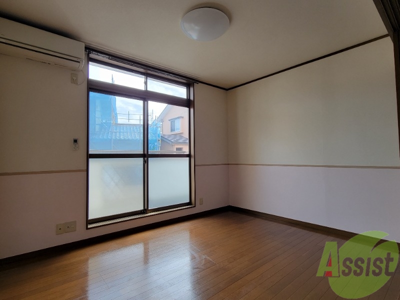 居室・リビング　６帖の洋室です。広々として、きれいですね。