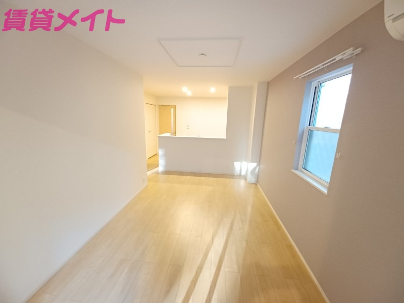 居室・リビング　同物件別室反転写真