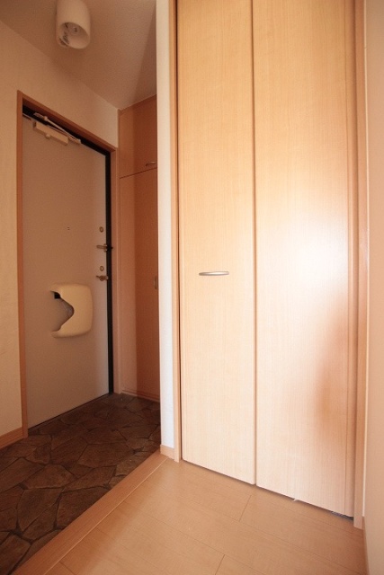 玄関　写真は別部屋のものです。
