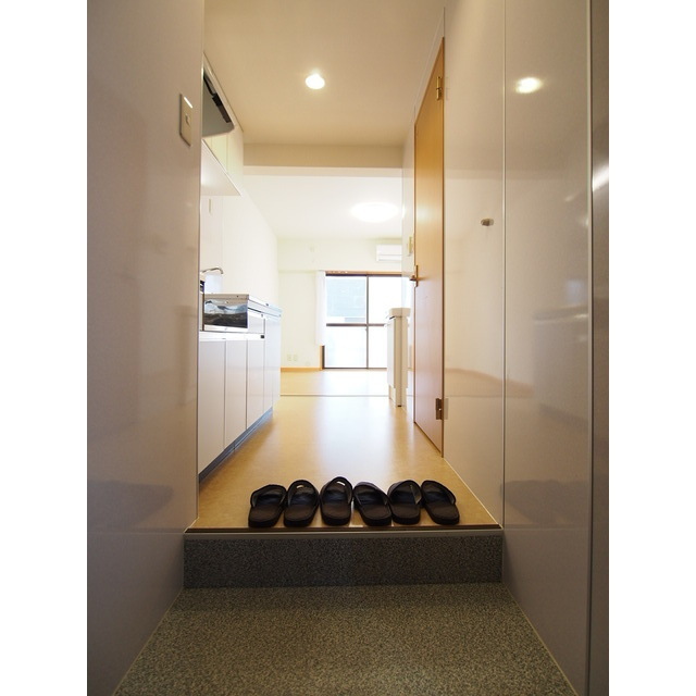玄関　玄関からキッチンスペース