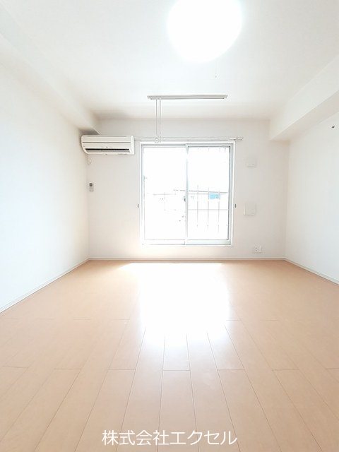 居室・リビング　エアコン付の明るい室内です。