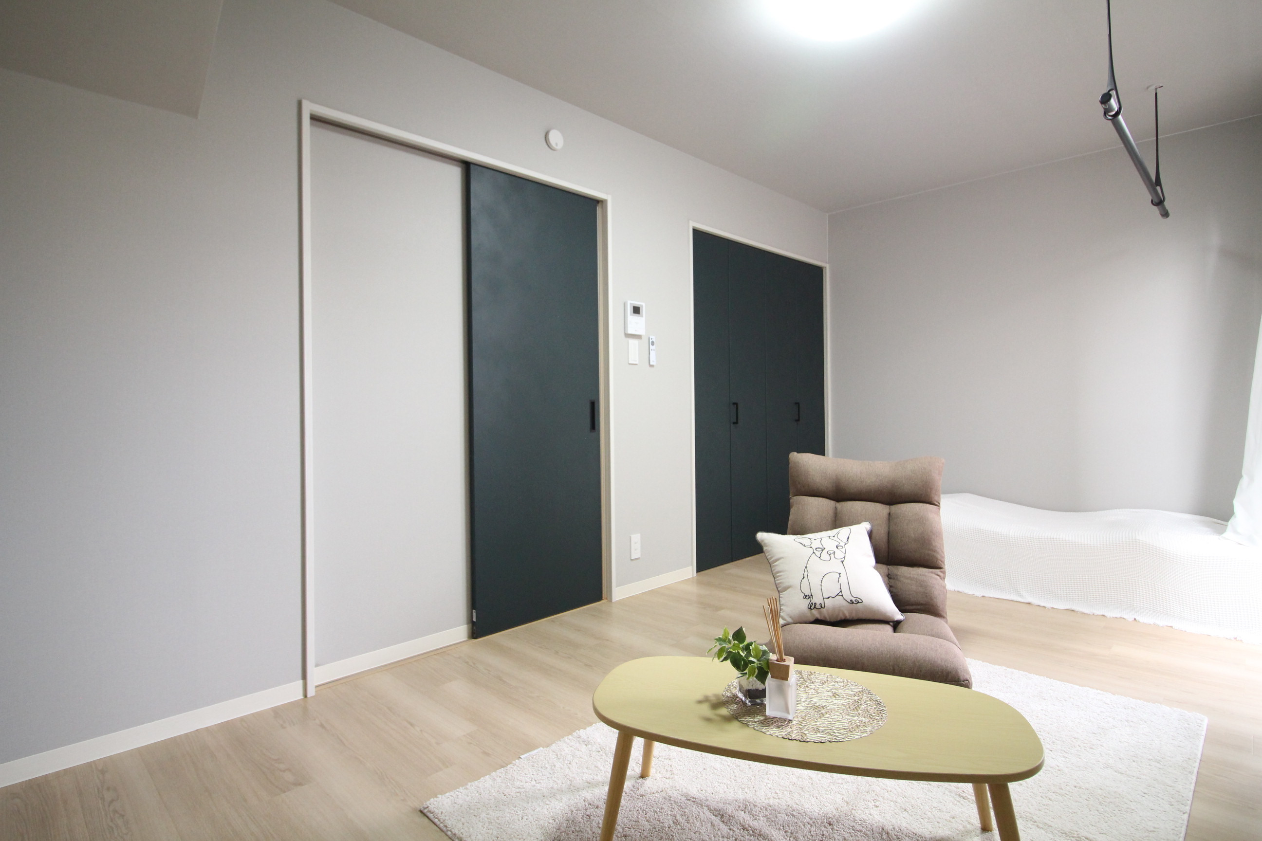 居室・リビング　落ち着いた色味でオシャレな8.2帖居室♪