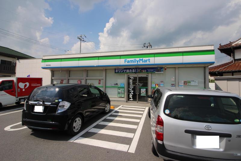 コンビニ　ファミリーマート（コンビニ）まで300m