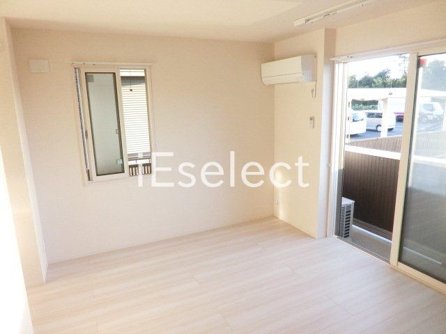 居室・リビング　窓も大きく明るいですね