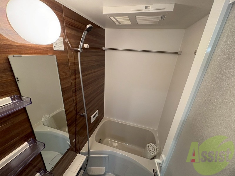 バス・シャワールーム　浴室乾燥機付きで、雨の日や花粉の時期も安心ですね。