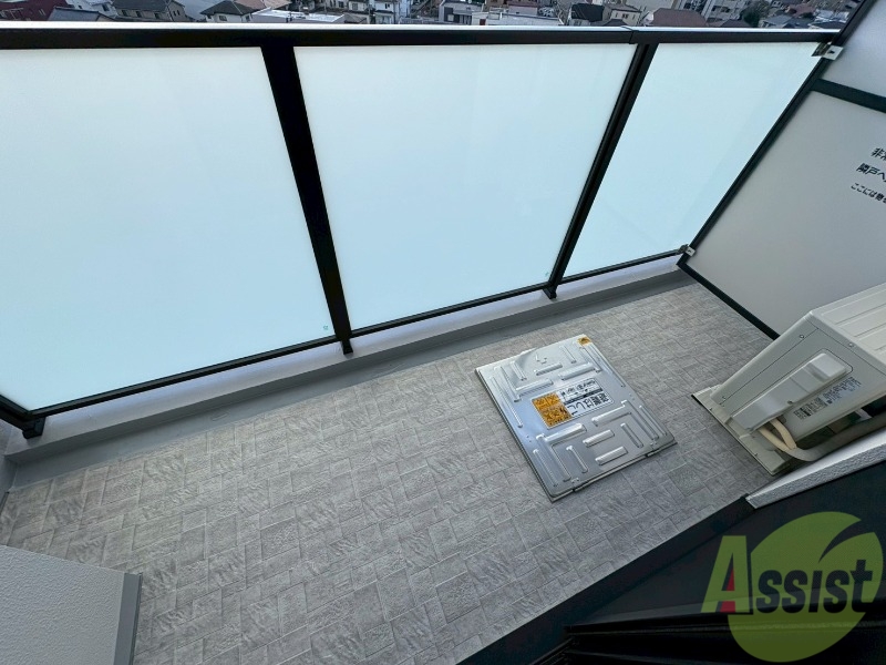 バルコニー　バルコニーです。幅広の造りになっております。