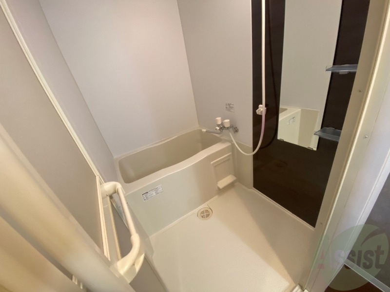 バス・シャワールーム　バスルームは狭すぎず、シャワーも浴びやすそうです。