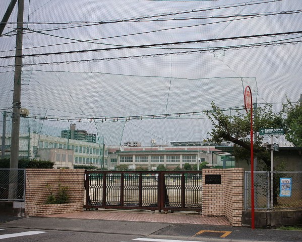 中学校　名古屋市立 桜山中学校（中学校）まで276m