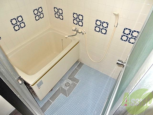 バス・シャワールーム　シンプルです。足元はタイルなので、お掃除はしやすそうですね。