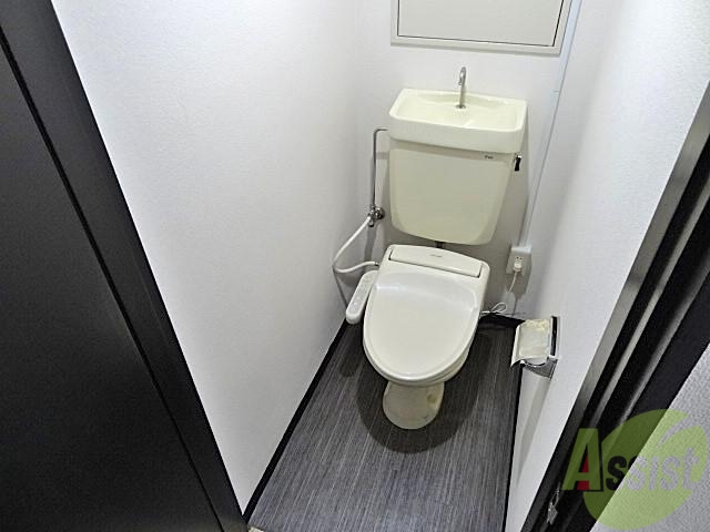 トイレ　温水洗浄便座もついてますよ。使いだすとないと困る人もいます