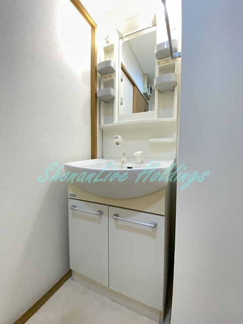 洗面設備　明るい洗面所です