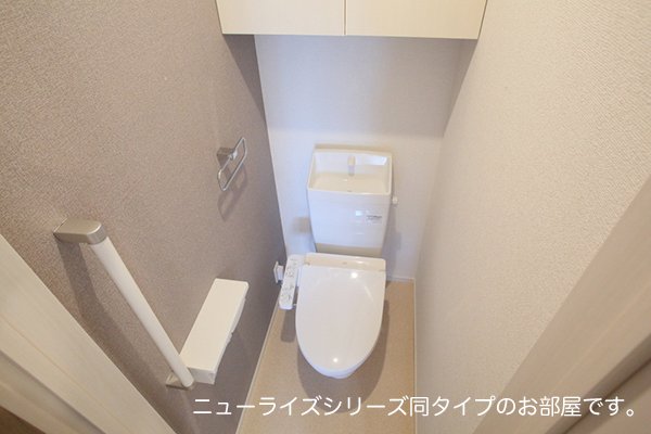 トイレ　落ち着いた色調のトイレです