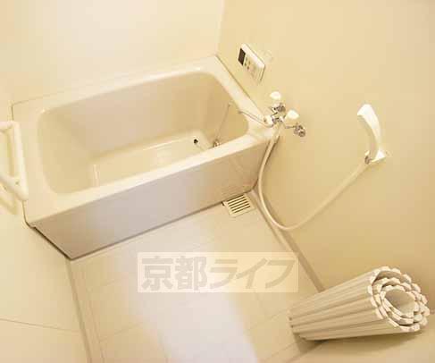 バス・シャワールーム　追炊き機能付きの広い浴室。