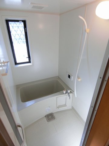 バス・シャワールーム　家族の入浴時間がずれても温められる追い焚き機能付きのバスルー