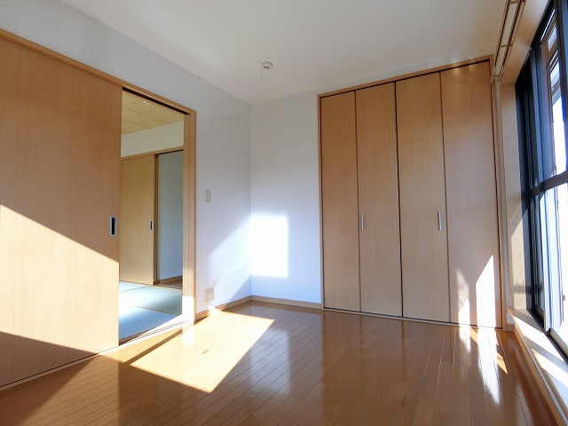 その他部屋・スペース　2階・南東向き洋室6帖☆収納スペースのあるお部屋です！荷物を