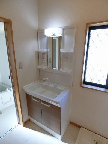 洗面設備　ファミリータイプには必ず欲しい独立洗面台付きで朝の準備もらく