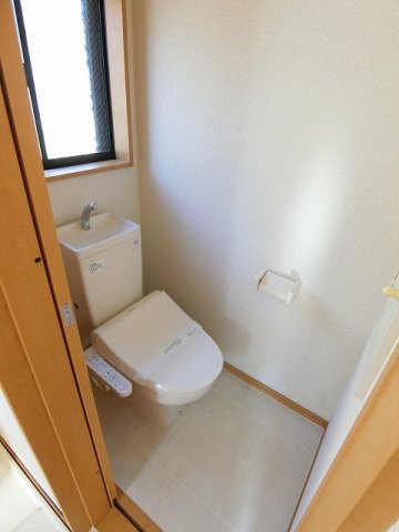 トイレ　トイレは温水洗浄便座付き♪人気のバストイレ別です♪窓のあるト