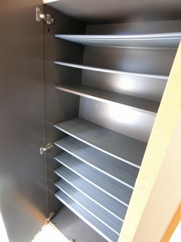 玄関　シューズボックス付きで玄関すっきり片付きます！お客様もスムー
