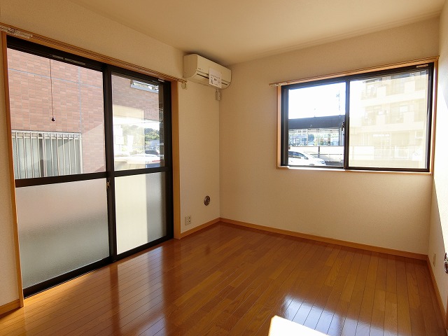 居室・リビング　1階・南東向き洋室6帖☆角部屋二面採光のお部屋です！エアコン