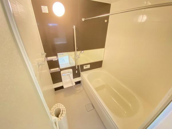 バス・シャワールーム　大型浴槽！追い焚き機能付き！