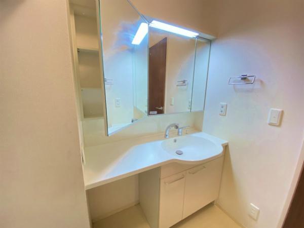洗面設備　化粧台付き洗面台！
