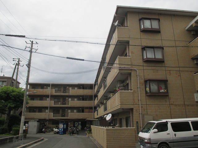 建物外観　総タイル張りの外観です