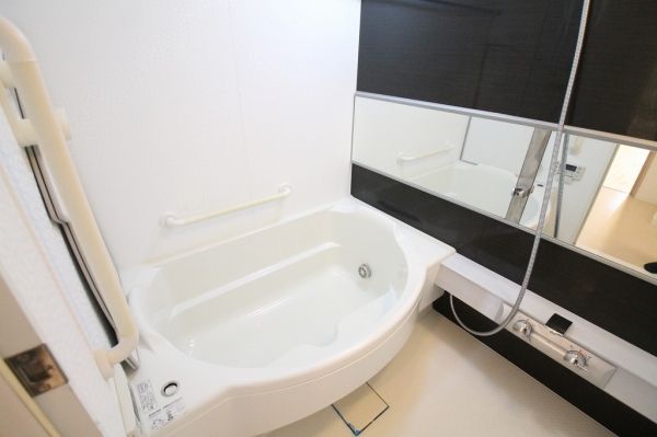 バス・シャワールーム　追い炊き機能完備でファミリーや長湯にも対応できるポイントです