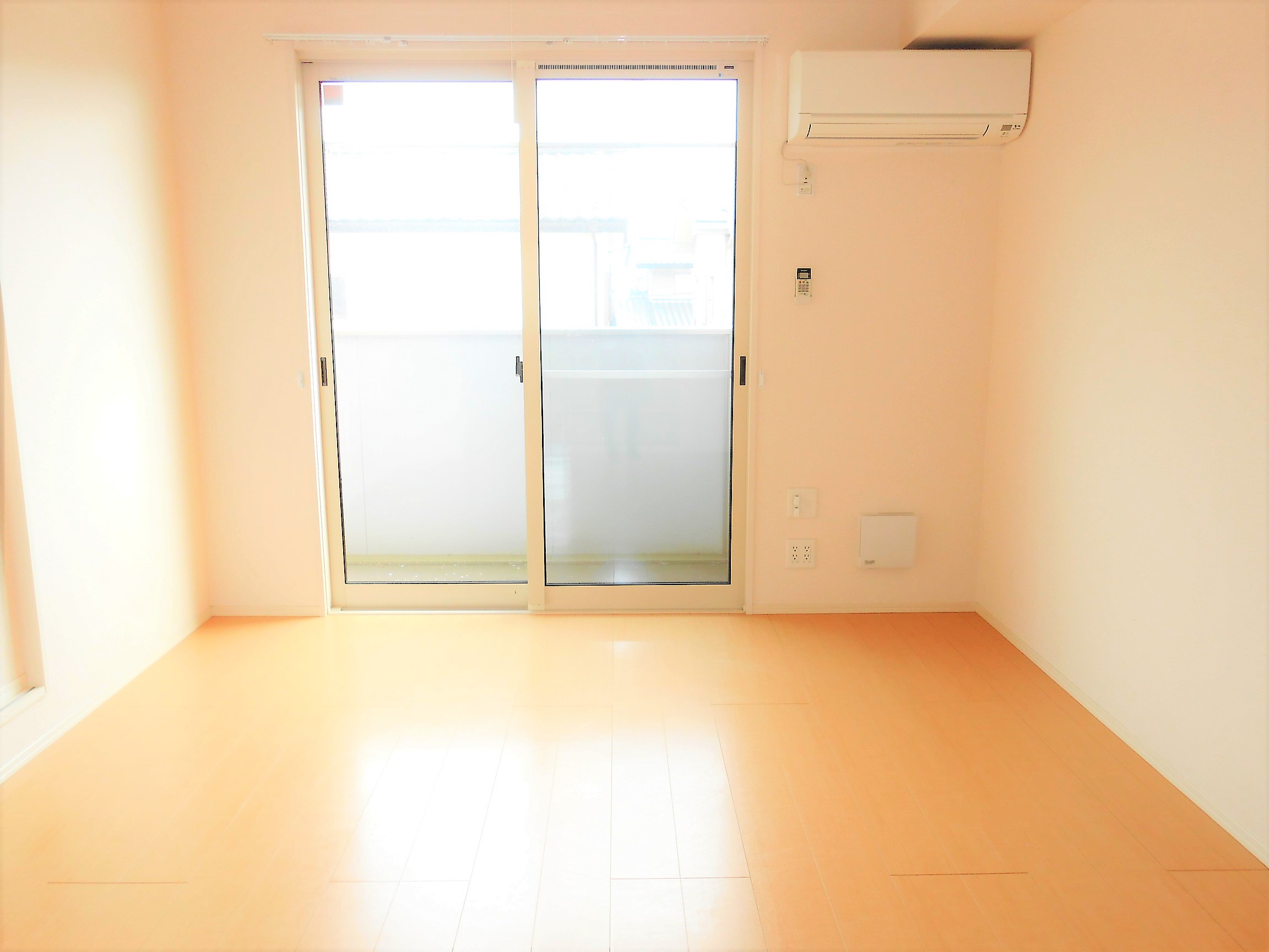 居室・リビング　11.5帖の南面リビングです！日当たり良好☆