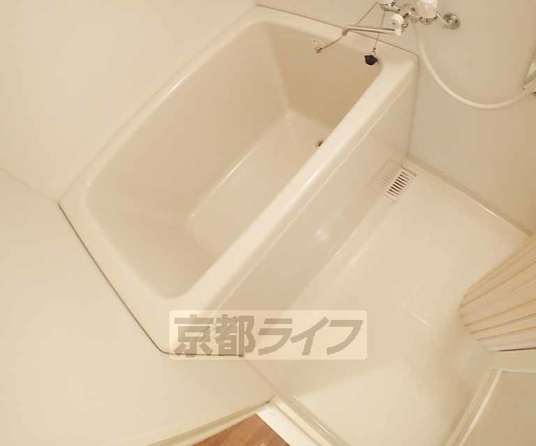 バス・シャワールーム　鏡のある便利なお風呂