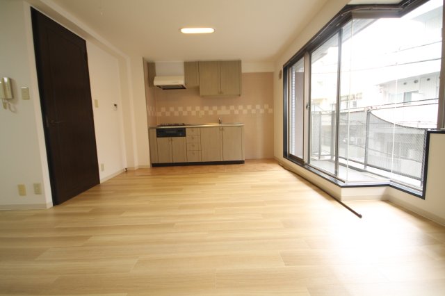 居室・リビング　窓がとても大きく明るいお部屋です！