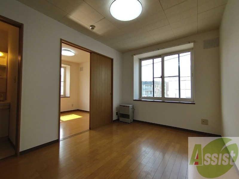 居室・リビング　リビングです。木目のフローリングが落ち着きますね。