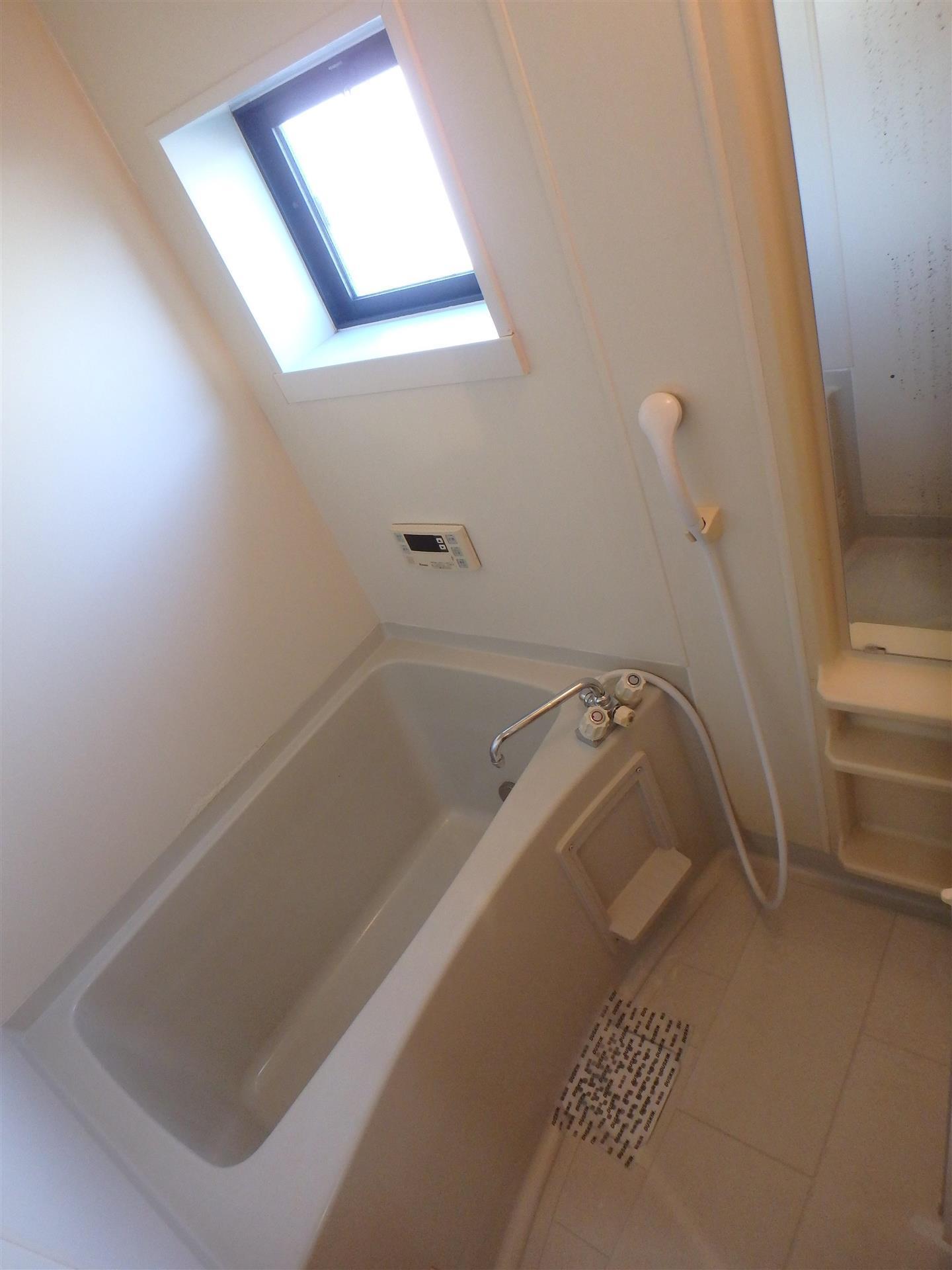 バス・シャワールーム　窓のあるバスルーム。