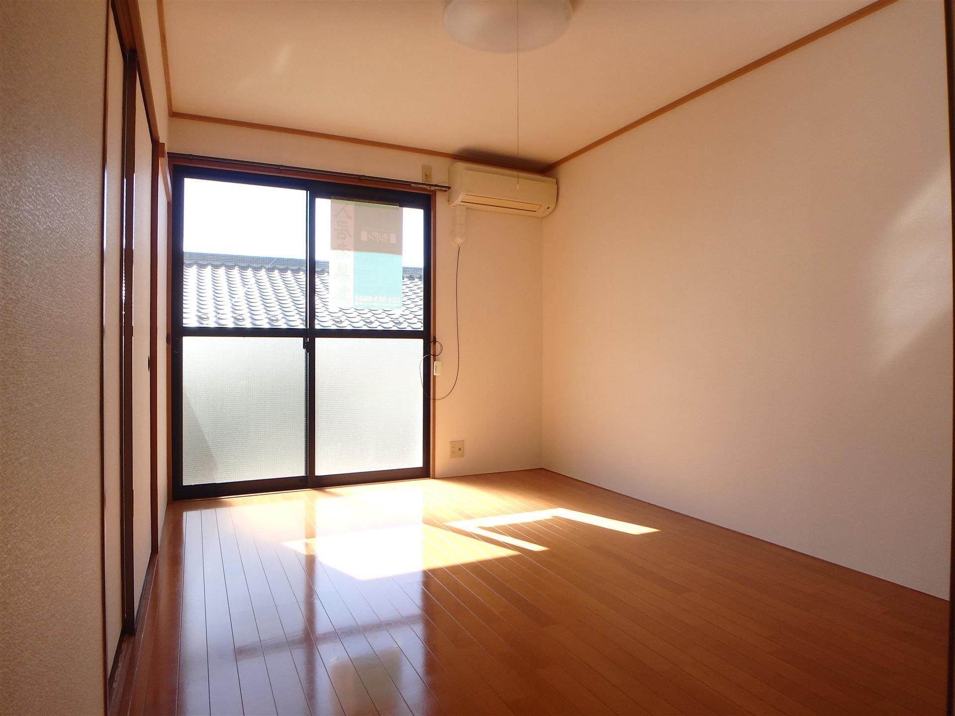 居室・リビング　南向きの居室は陽当良好