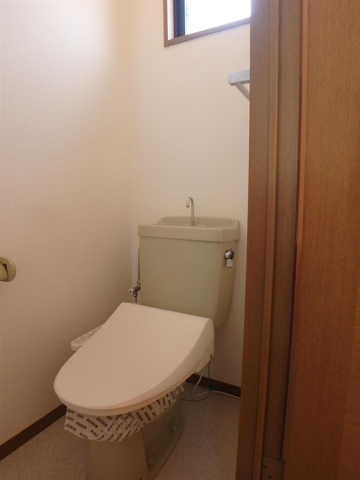 トイレ　トイレにも窓あり。