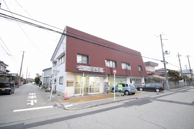 駐車場　外観写真（１階は事業用の店舗です）