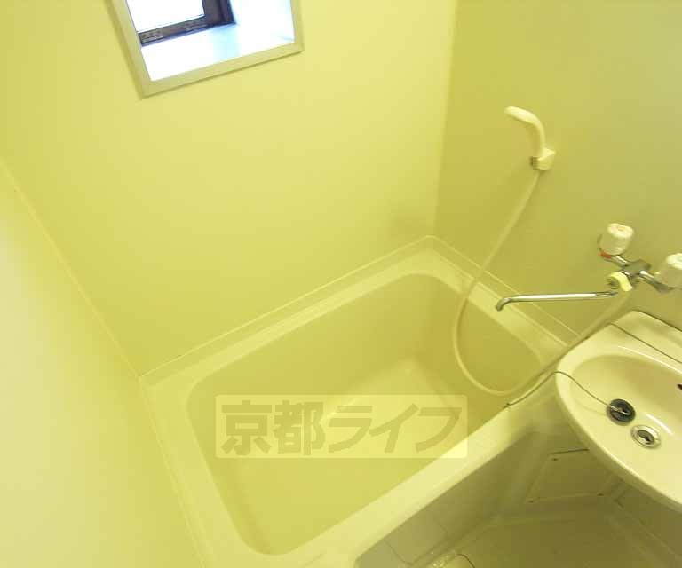 バス・シャワールーム　ユニットバスのお風呂部分です。