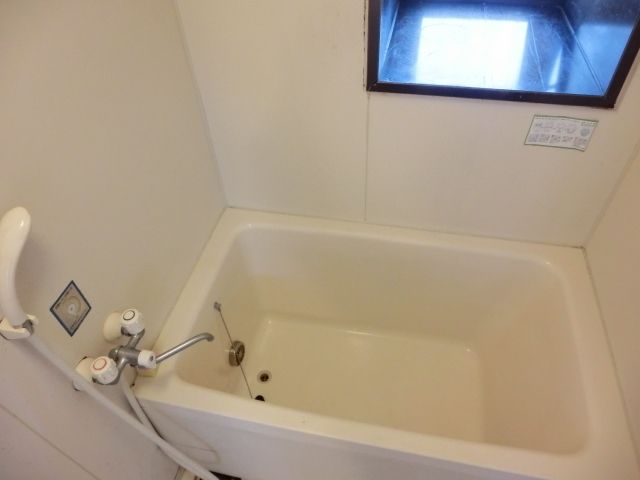 バス・シャワールーム　窓付きの浴室
