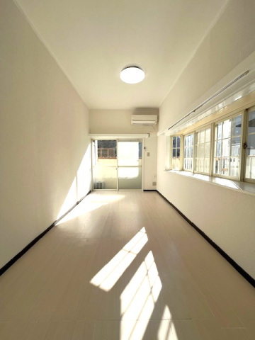 居室・リビング　※他号室の写真です。