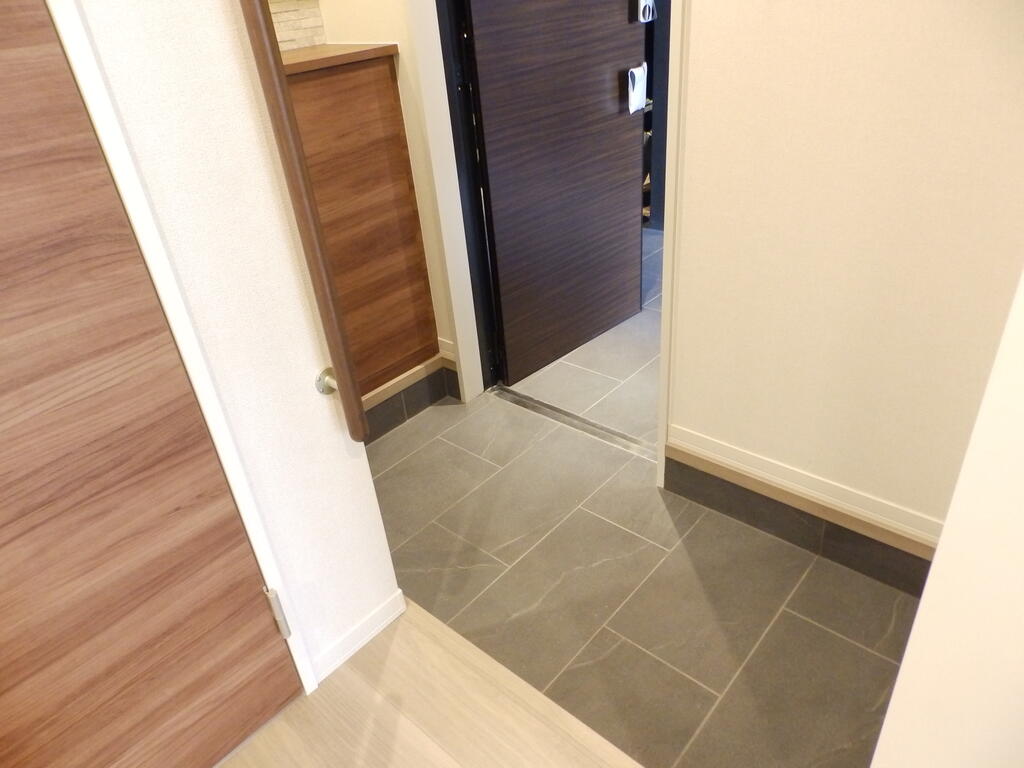 玄関　建築中の為、同施工会社参考写真