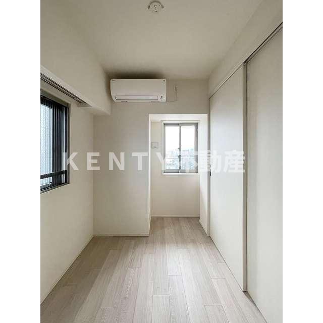 その他部屋・スペース　落ち着いた色調の寝室です