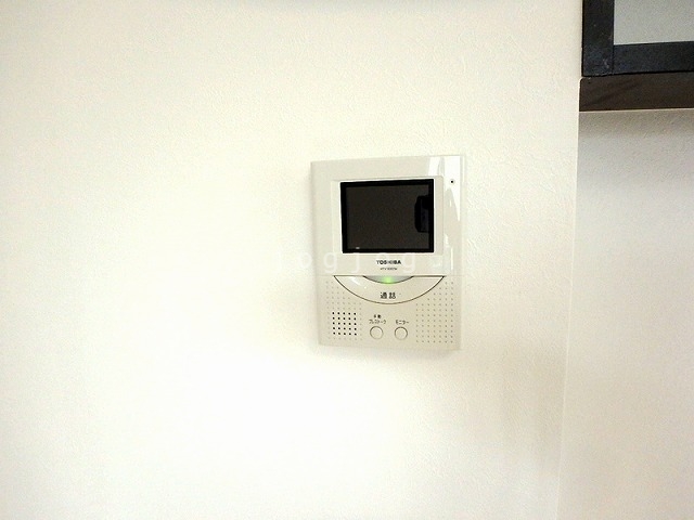 セキュリティ　来訪者の顔を確認できるテレビインターホン付きです。
