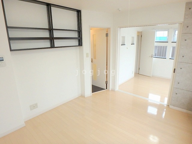 居室・リビング　ベージュの床材を使用した明るい印象のお部屋です。